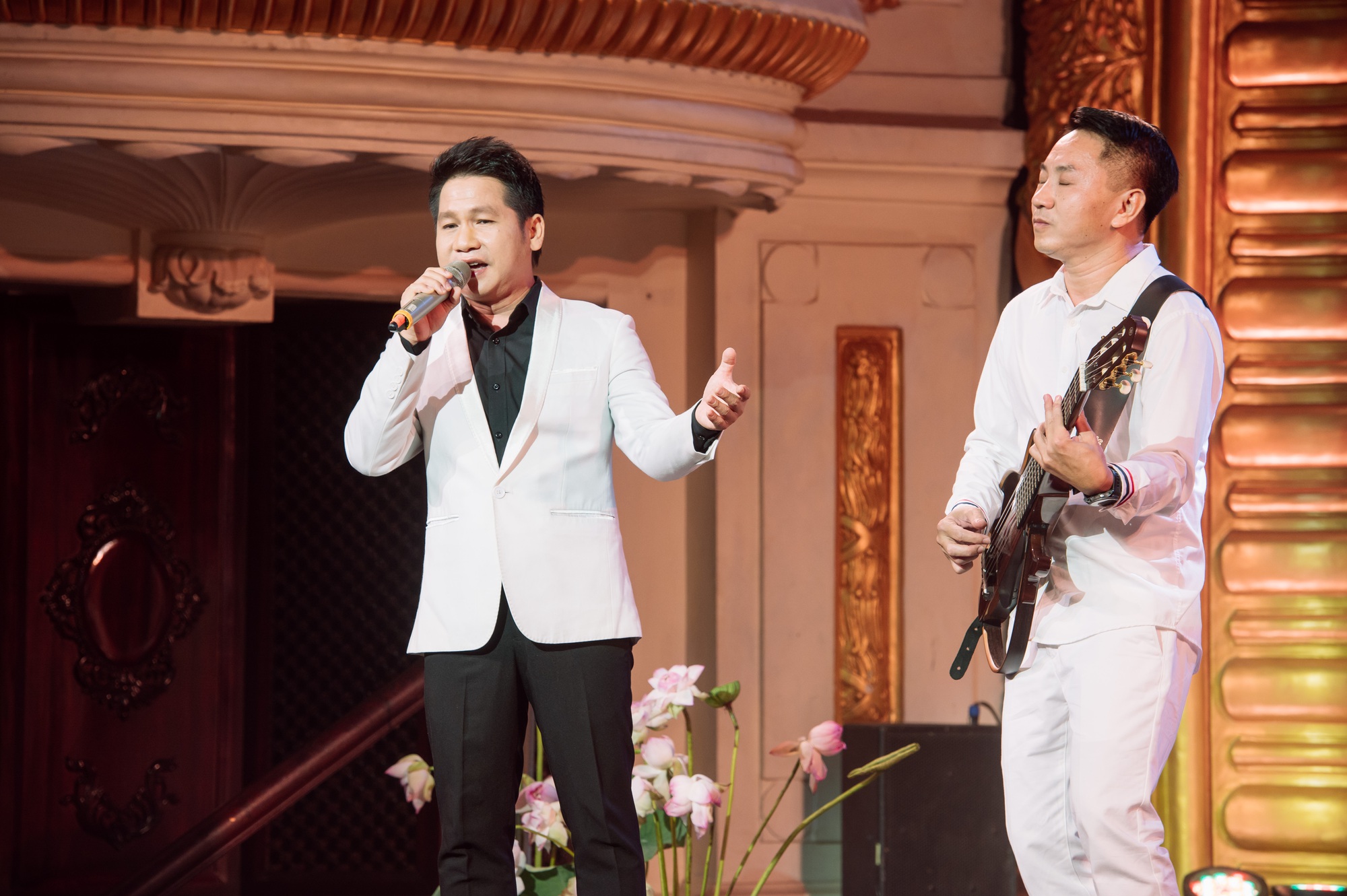 “Sống như bông pháo hoa”: Cuốn sách giúp bớt cô đơn và loay hoay giữa cuộc đời - Ảnh 1.