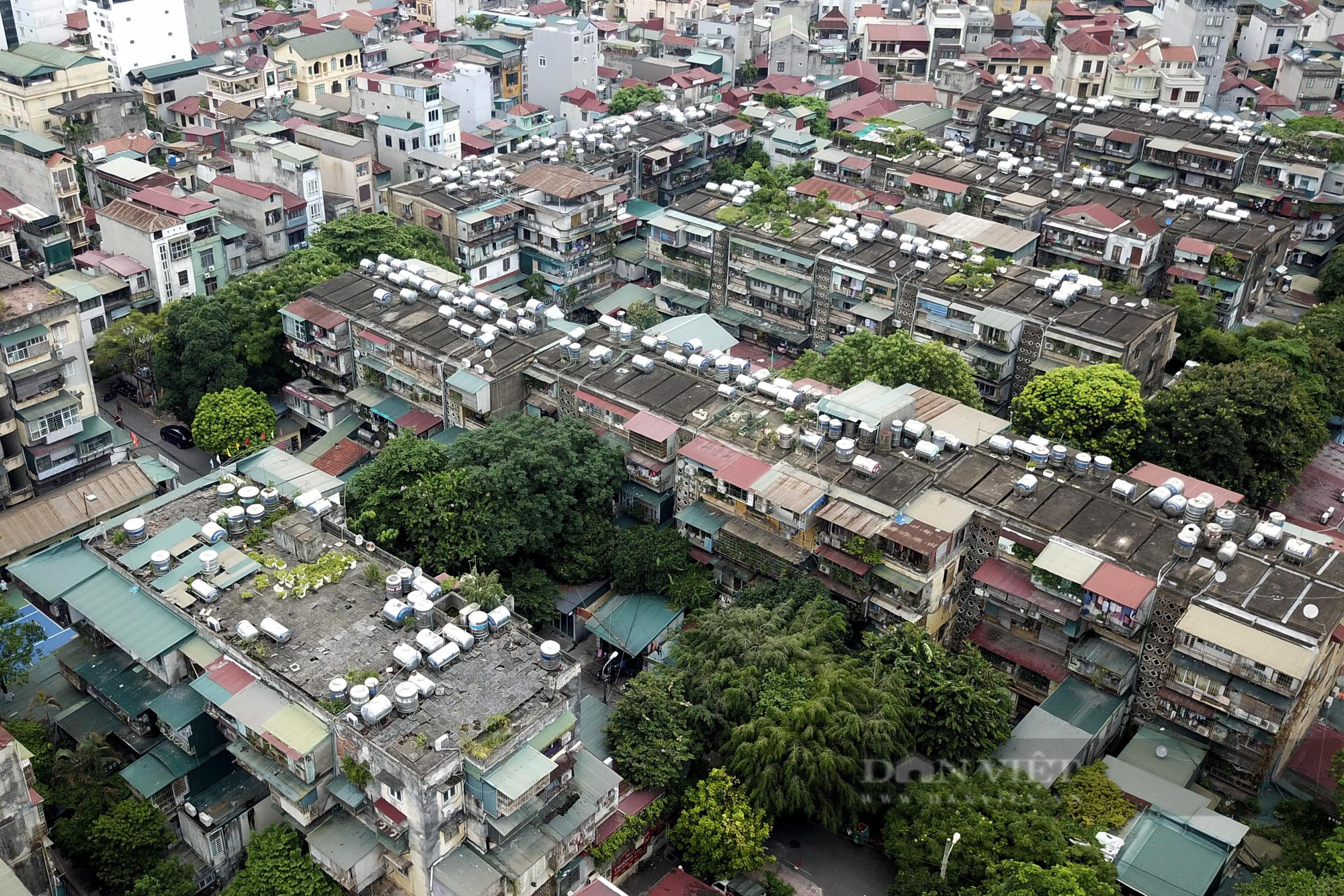 Hàng nghìn bồn nước án ngữ trên nóc nhà tập thể cũ nát ở Hà Nội - Ảnh 1.