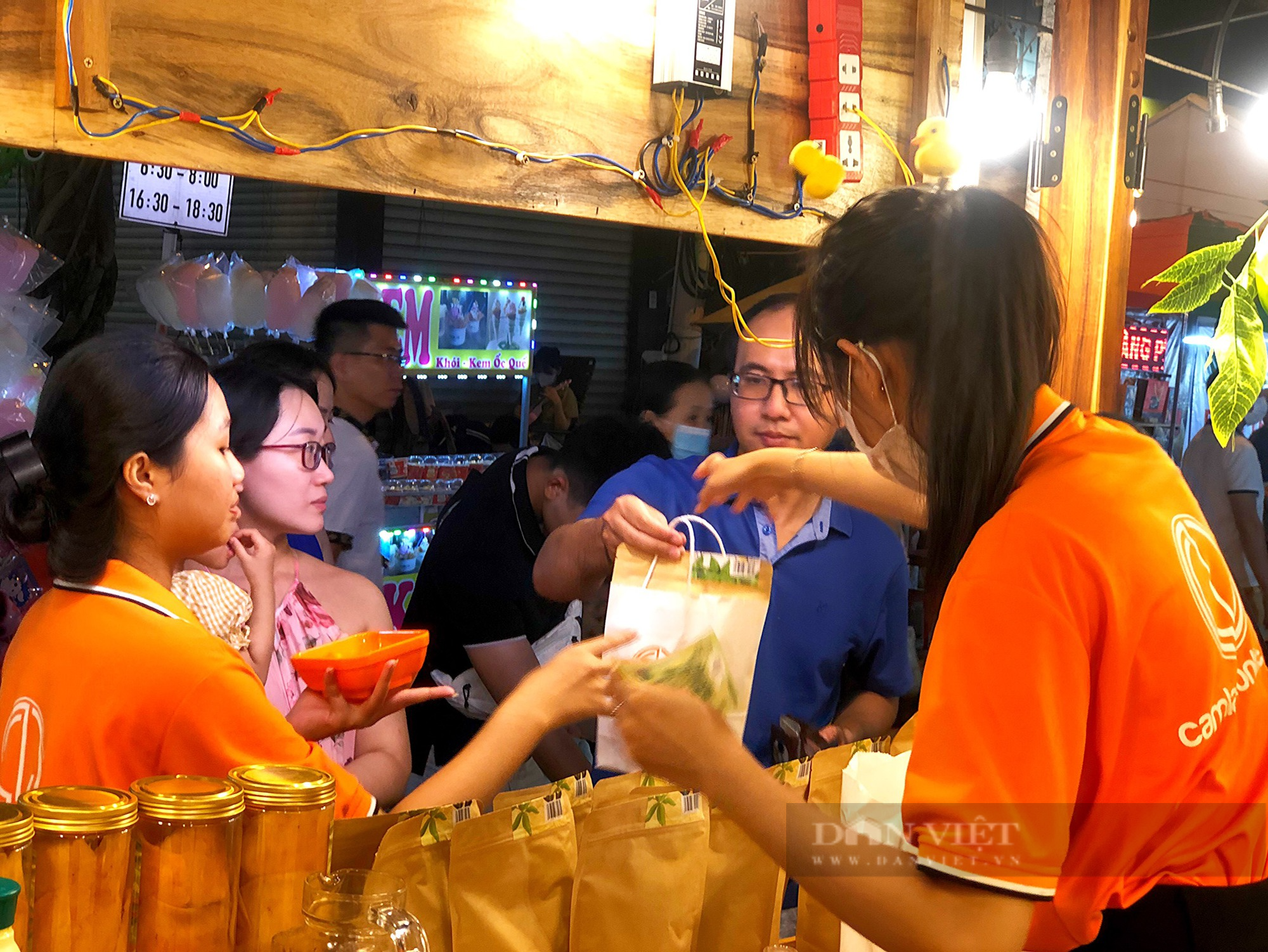 Phiên chợ nông sản và sản phẩm OCOP thu hút trên 10.500 lượt khách đến tham quan và mua sắm  - Ảnh 2.