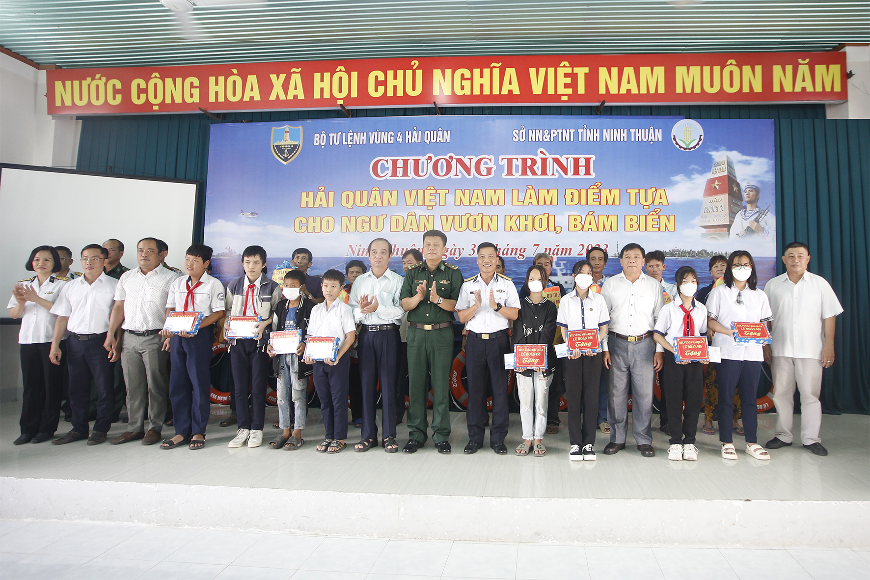 Tặng quà và khám bệnh, cấp thuốc miễn phí cho ngư dân tỉnh Ninh Thuận - Ảnh 3.