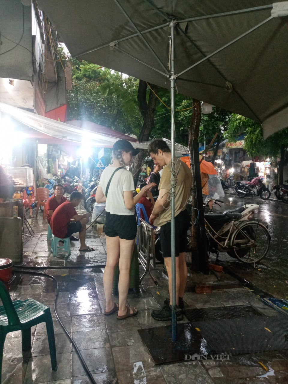 Bánh rán Hàng Chiếu ngày bán 3.000 chiếc, khách Tây thưởng thức xong thốt lên câu duy nhất - Ảnh 4.