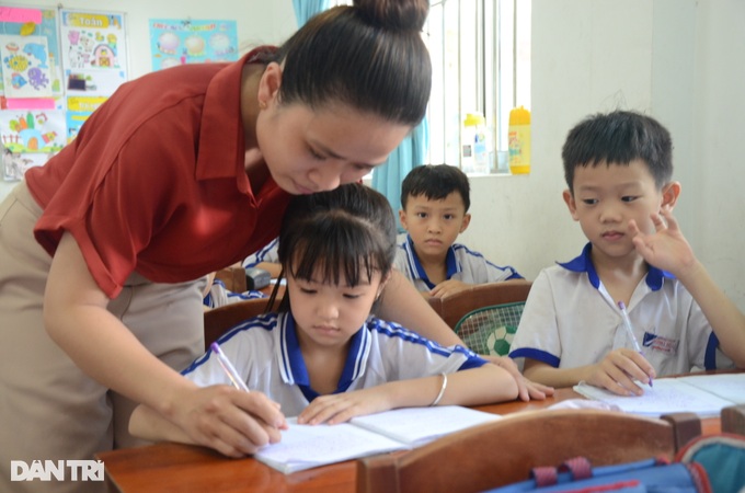 Đoàn giám sát của Quốc hội: Chế độ giáo viên không tương xứng với công sức - Ảnh 1.