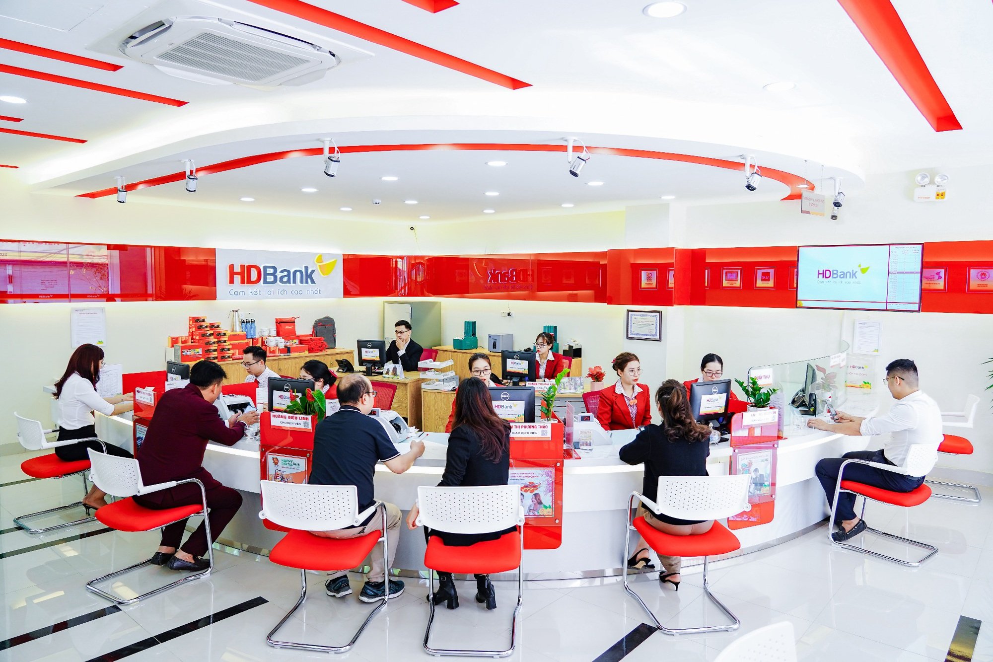 Lợi nhuận gần 5500 tỷ đồng, hoàn thành Basel III, HDBank tiếp tục kế hoạch của Ngân hàng bền vững - Ảnh 1.