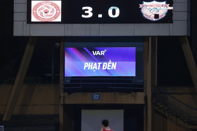 Thiếu VAR, trọng tài khiến NHM &quot;dậy sóng&quot; - Ảnh 1.