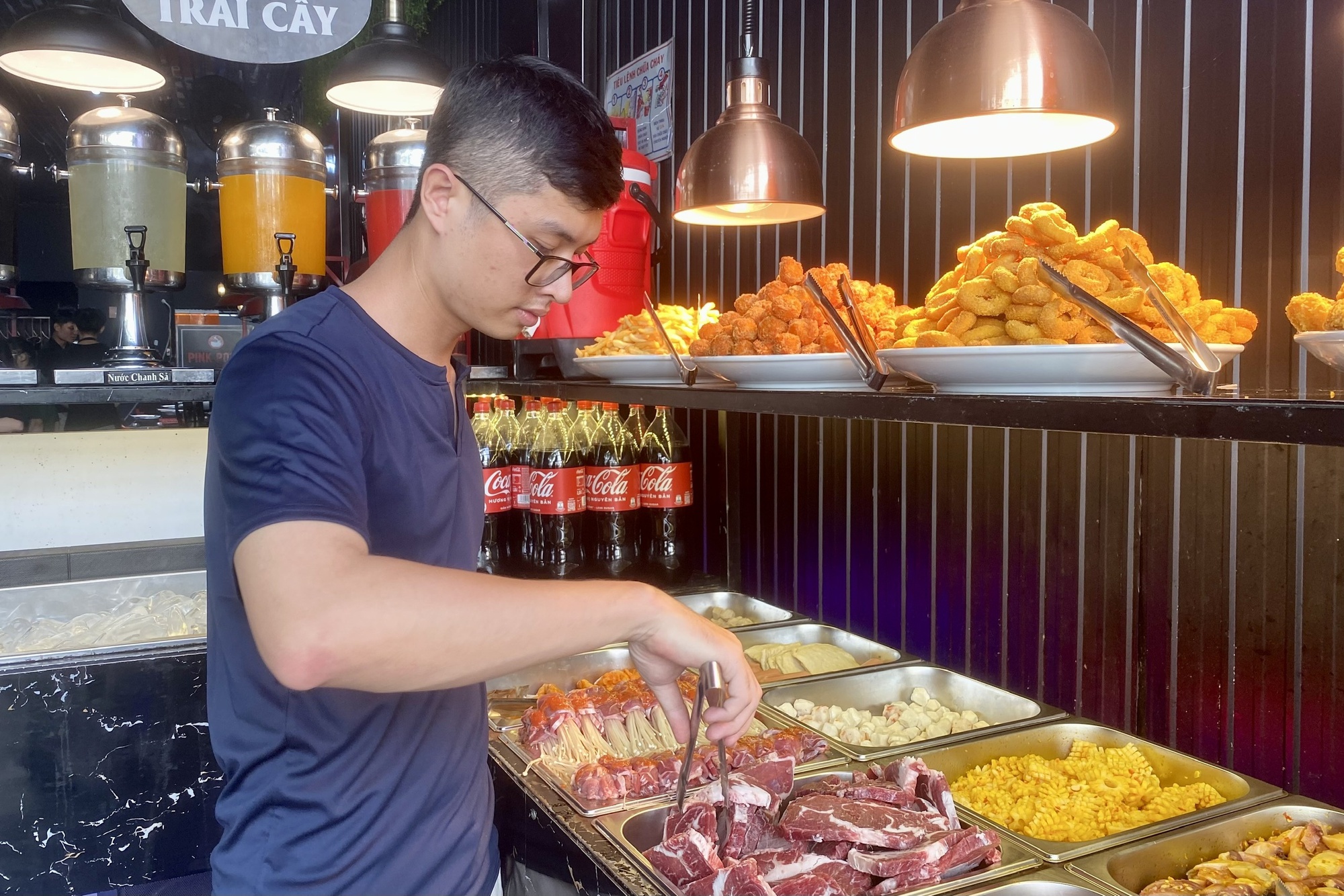 Buffet đặc biệt, giá chỉ 1.000 đồng cho người khó khăn ở TP.HCM - Ảnh 3.