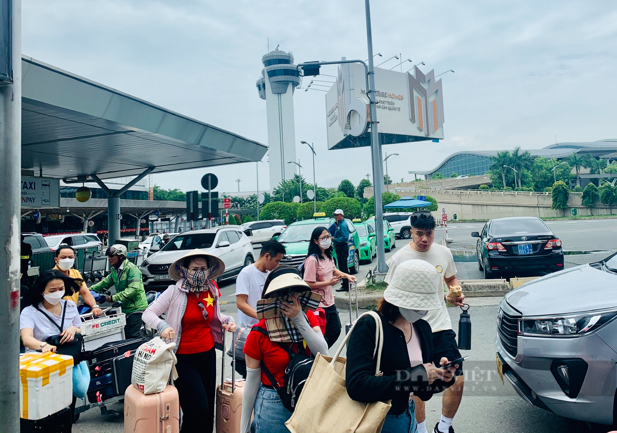 Khách chưa mặn mà làm thủ tục bay không cần giấy tờ tùy thân tại Tân Sơn Nhất - Ảnh 4.