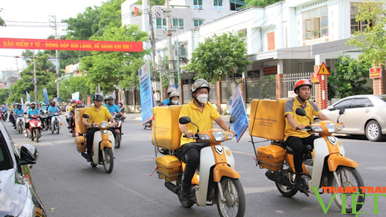 Bảo hiểm xã hội tỉnh Sơn La ra quân hưởng ứng ngày Bảo hiểm y tế Việt Nam - Ảnh 2. Bảo hiểm xã hội tỉnh Sơn La ra quân hưởng ứng ngày Bảo hiểm y tế Việt Nam - Ảnh 2.