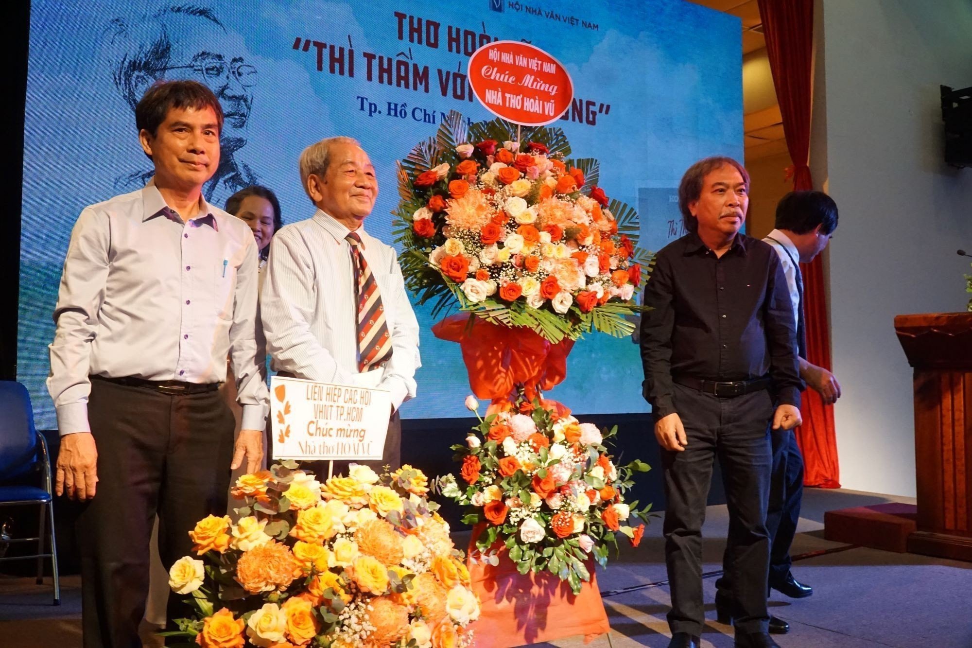 Nhà văn Trầm Hương: &quot;Tôi cần học cách sống an nhiên của cỏ, thanh lọc của nước từ nhà thơ Hoài Vũ&quot; - Ảnh 1.