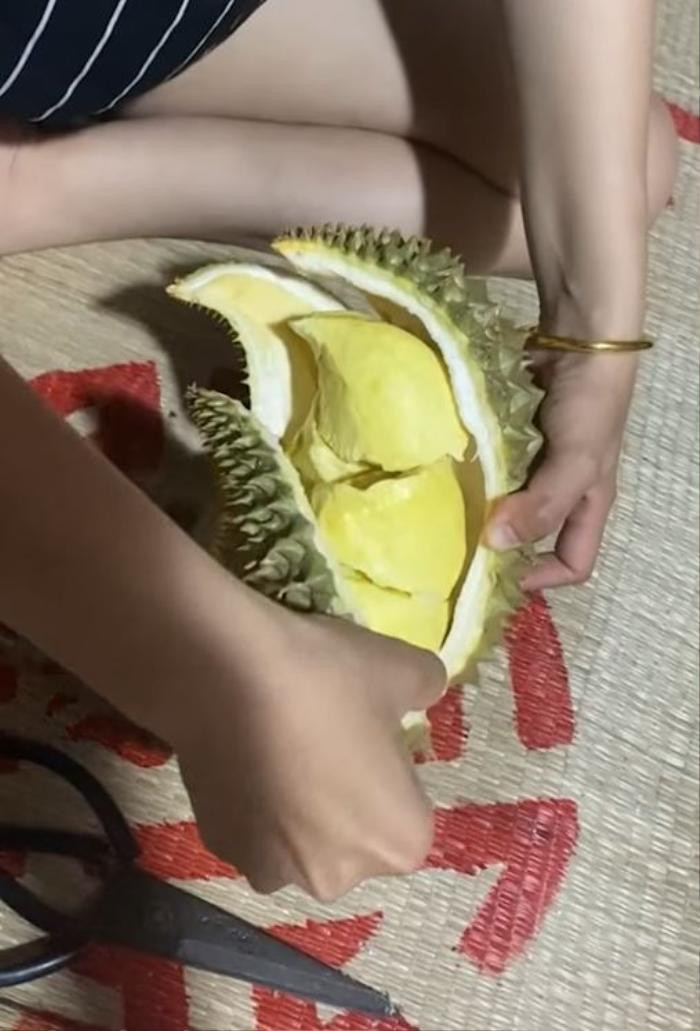 Mua quả sầu riêng với hình thù méo mó, cô gái vừa bổ ra liền reo lên vui sướng - Ảnh 3.