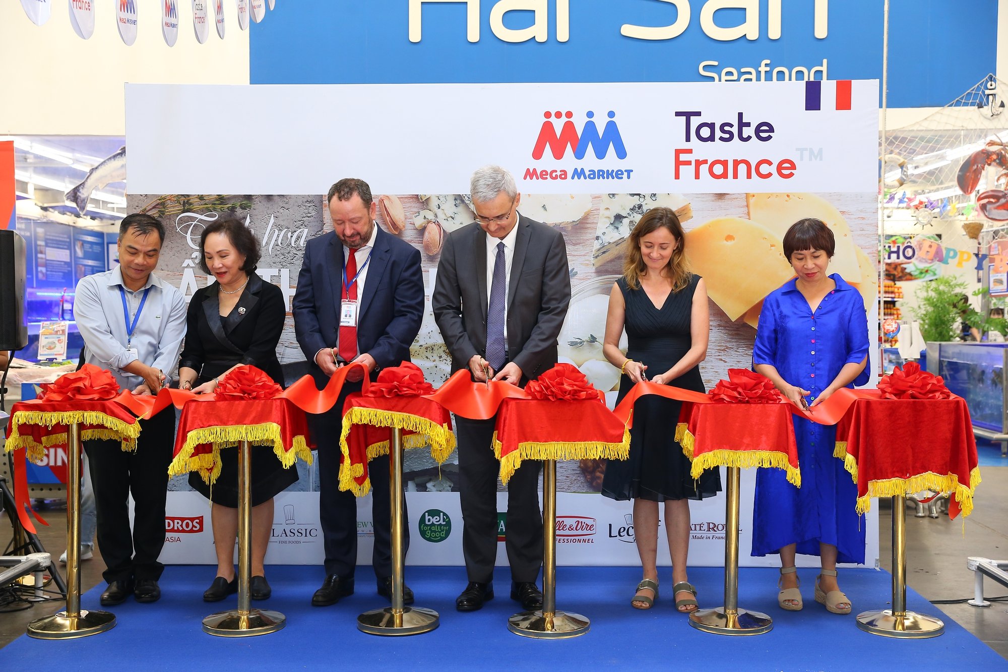 Khám phá tinh hoa ẩm thực Pháp với 200 sản phẩm nổi tiếng, quầy bánh mì, bơ sữa, trái cây tấp nập người mua - Ảnh 1.