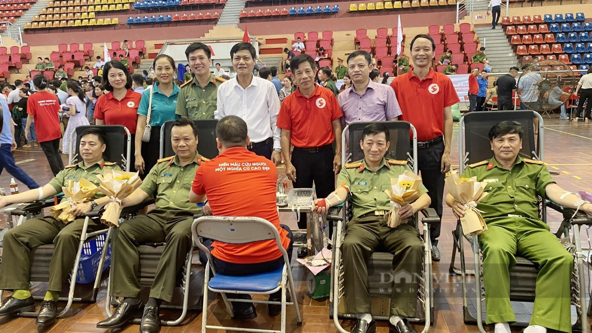 Hơn 1000 đơn vị máu được hiến trong chiến dịch “Những giọt máu hồng” ở Bắc Kạn - Ảnh 1.