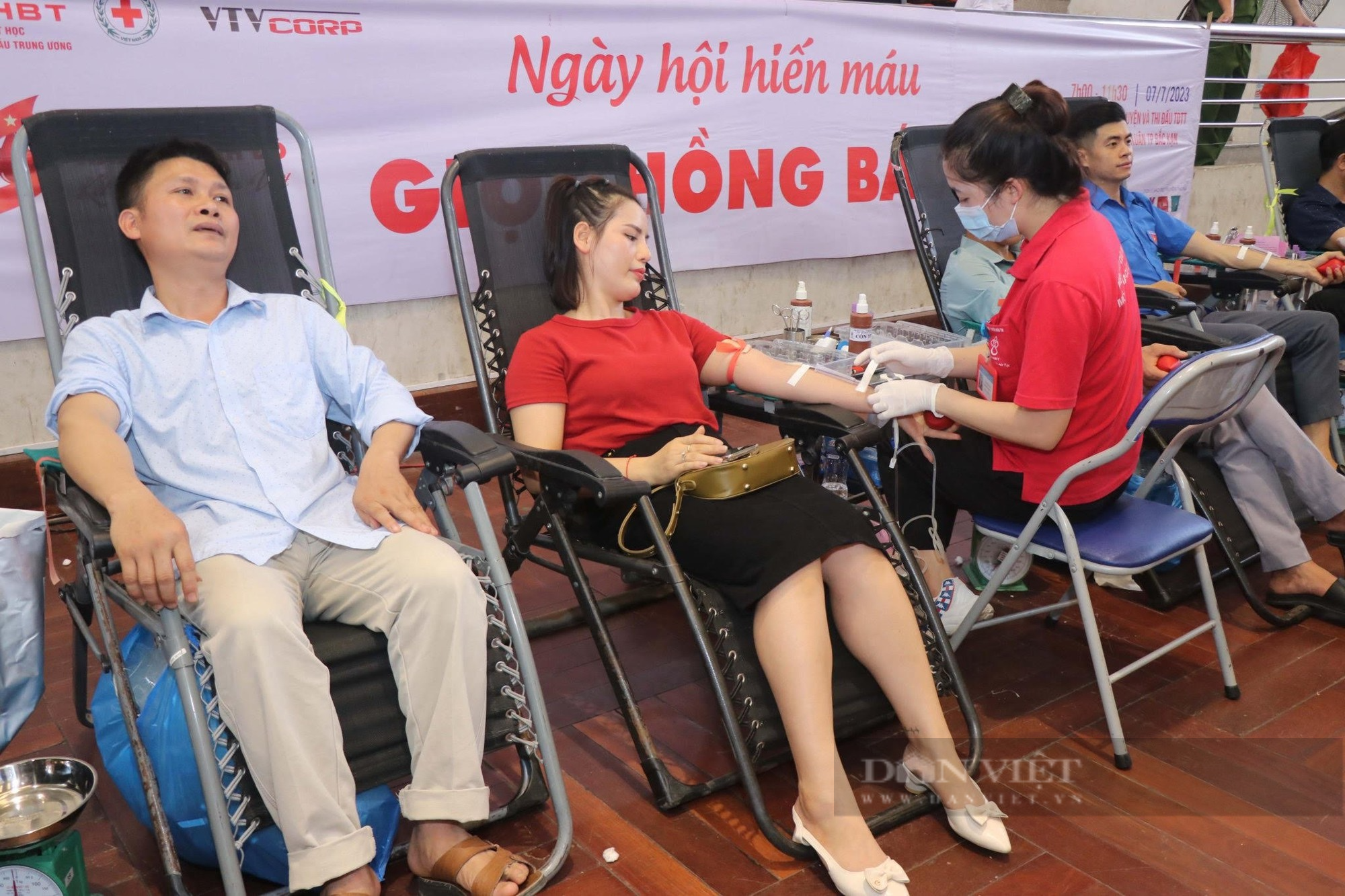 Hơn 1000 đơn vị máu được hiến trong chiến dịch “Những giọt máu hồng” ở Bắc Kạn - Ảnh 3.