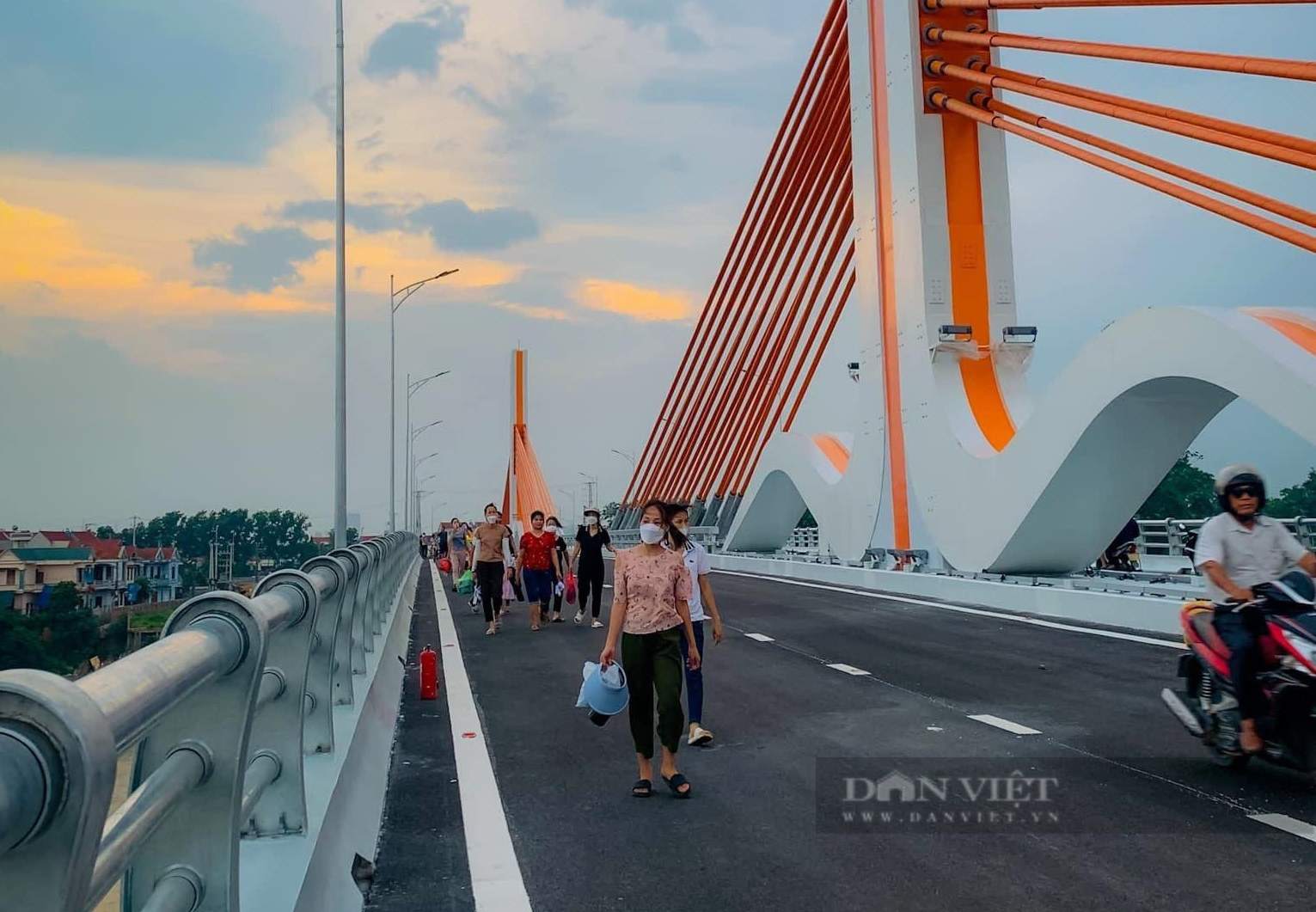 Người dân tấp nập chơi đùa trên cầu Vĩnh Phú đang thi công - Ảnh 1.