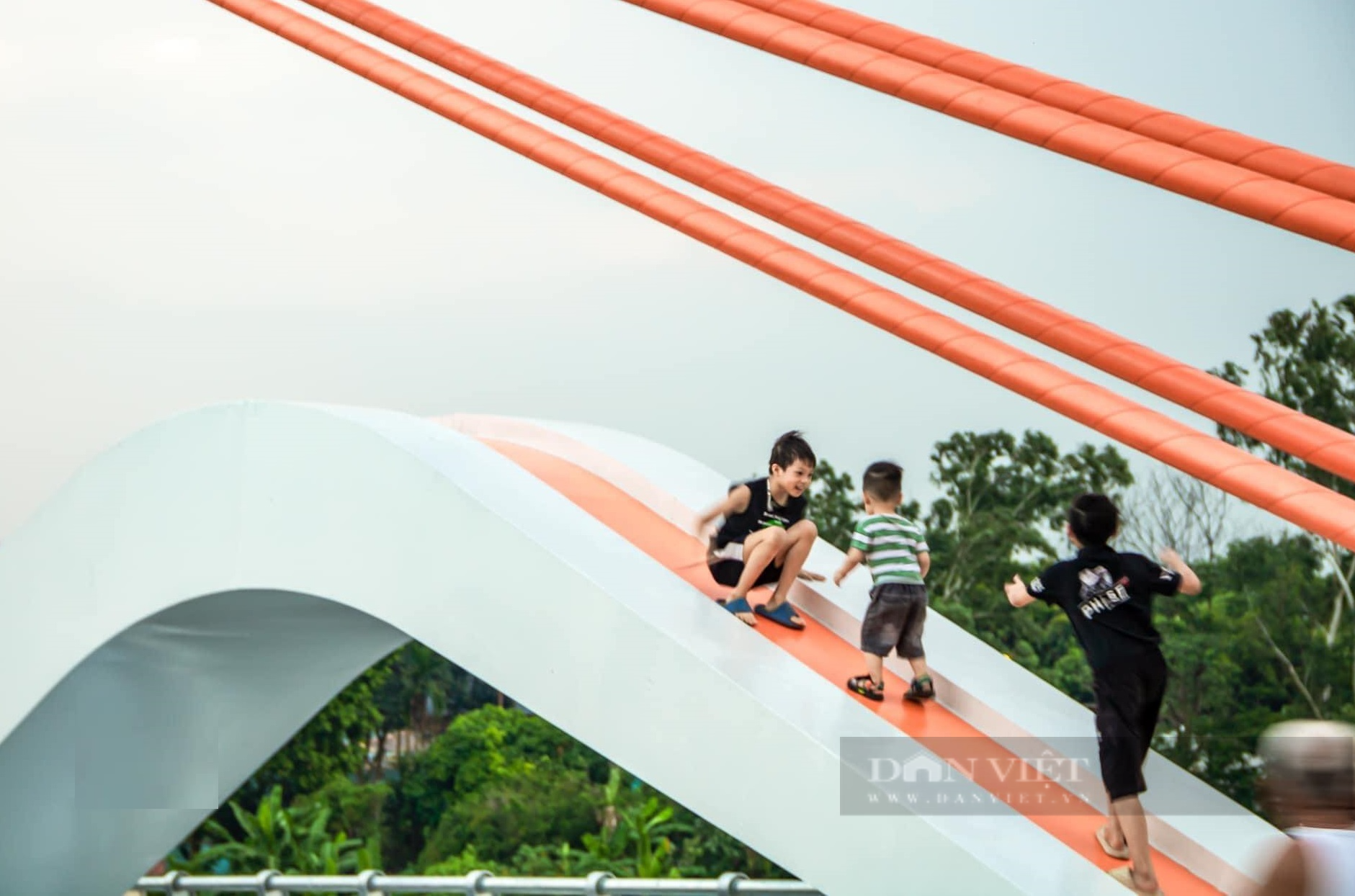 Người dân tấp nập chơi đùa trên cầu Vĩnh Phú đang thi công - Ảnh 3.