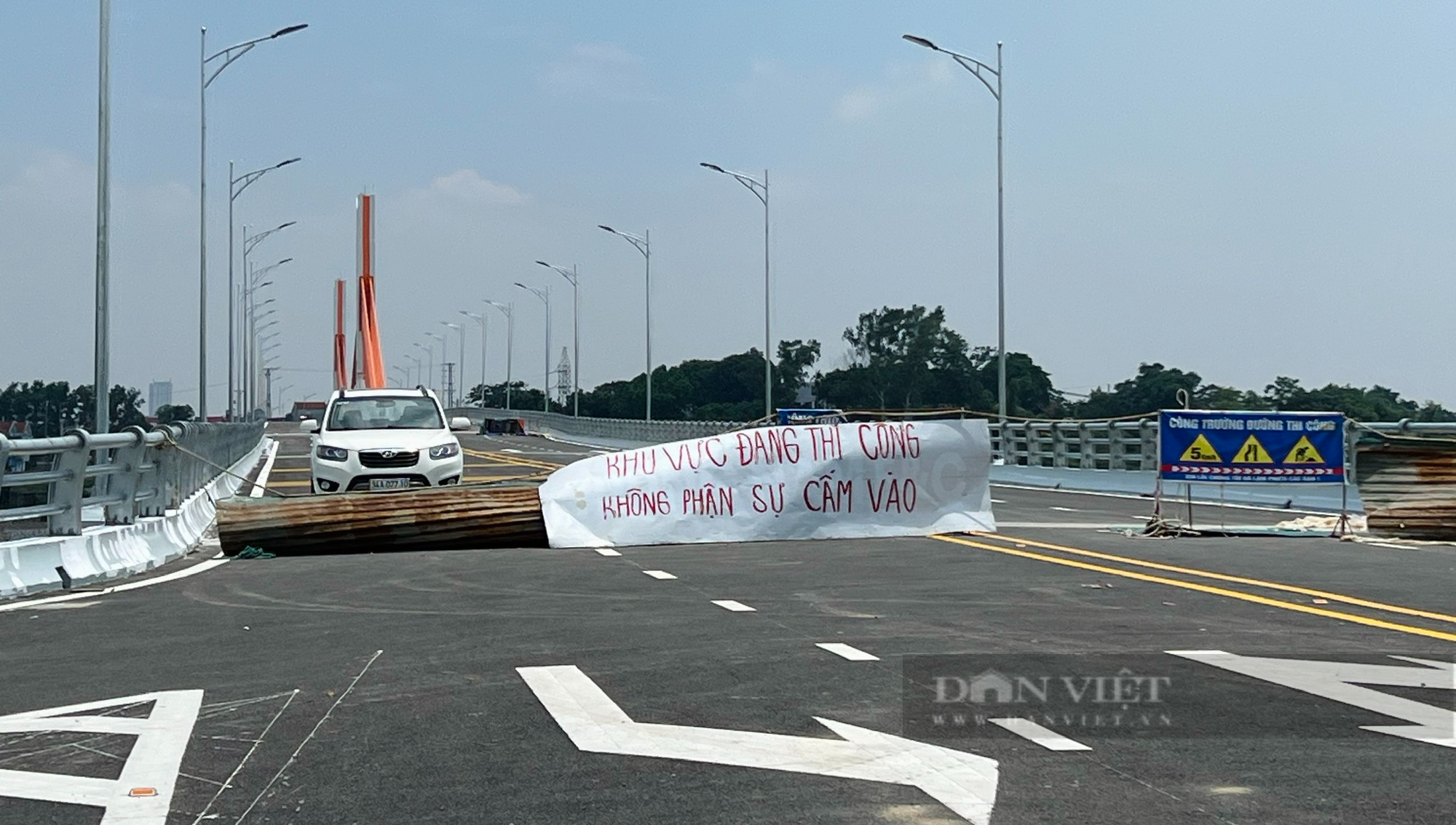 Người dân tấp nập chơi đùa trên cầu Vĩnh Phú đang thi công - Ảnh 4.