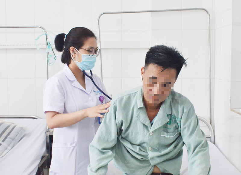 Rét run, sốt, ho, khó thở, coi chừng bị viêm phổi cộng đồng - Ảnh 1.