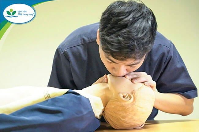 Báo động: Thêm trẻ đuối nước tử vong do cấp cứu ban đầu sai cách  - Ảnh 3.