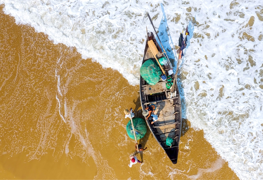 Thức đêm ở biển Thừa Thiên Huế thả mồi câu loại cá say ánh sáng, nghe tên thôi đã thấy ngon lắm rồi - Ảnh 1.