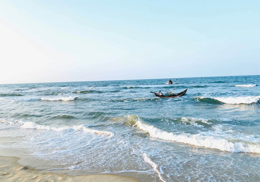 Thức đêm ở biển Thừa Thiên Huế thả mồi câu loại cá say ánh sáng, nghe tên thôi đã thấy ngon lắm rồi - Ảnh 2.