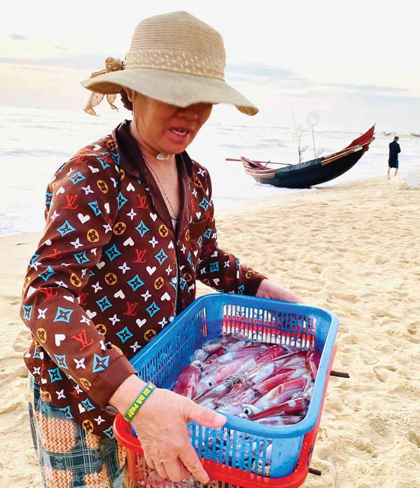Thức đêm ở biển Thừa Thiên Huế thả mồi câu loại cá say ánh sáng, nghe tên thôi đã thấy ngon lắm rồi - Ảnh 3.