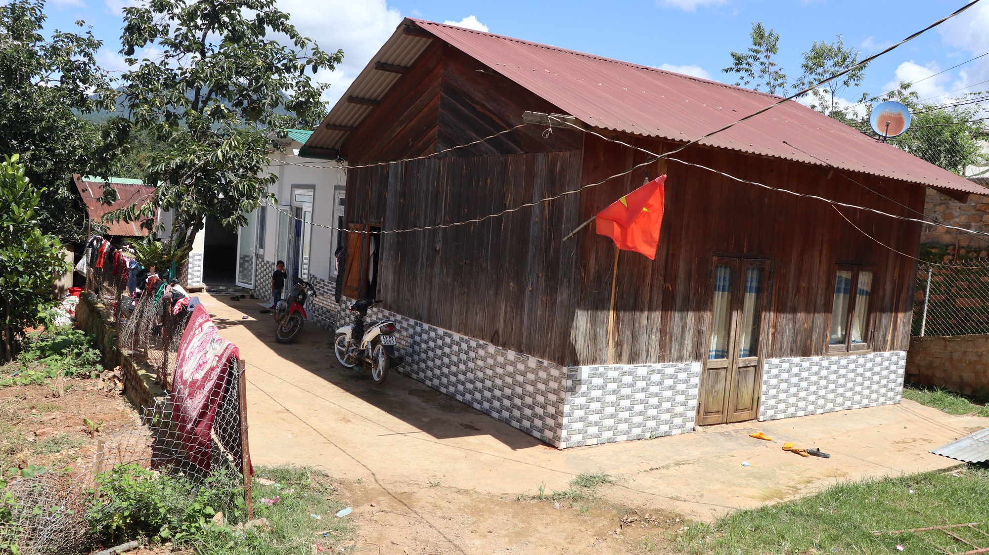 Được trao bò giống, heo đen giống, người dân xã Đạ Sar (huyện Lạc Dương) thoát nghèo - Ảnh 4.