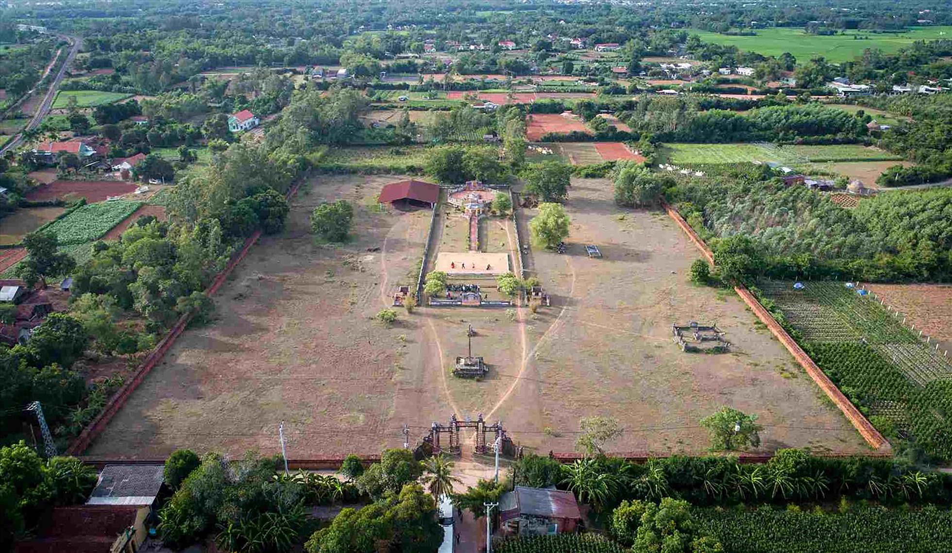 Hai pho tượng cổ hình voi đá thành Đồ Bàn ở Bình Định là báu vật của người Champa chứa bí ẩn - Ảnh 1.