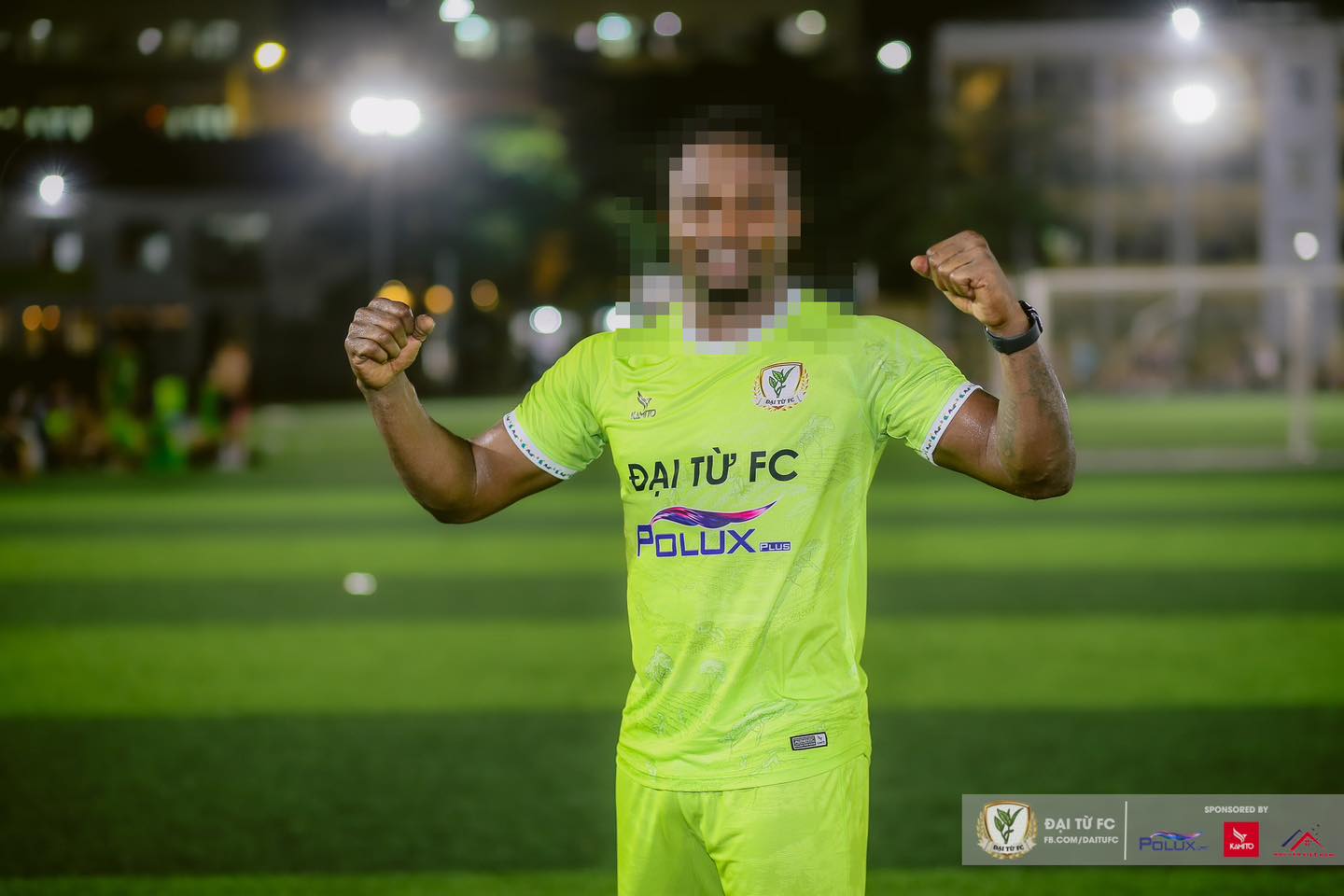 Trang chủ FC Đại Từ đăng hình Oseni với khuôn mặt được làm mờ nhằm tạo sự tò mò cho khán giả. Song nhiều người đã tinh ý nhận ra danh tính chân sút kỳ cựu của V-League.