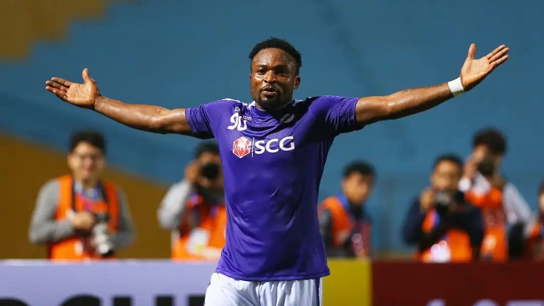 Oseni từng vô địch V-League vào năm 2018 với câu lạc bộ Hà Nội. Cá nhân anh đóng góp đến 17 bàn thắng tại mùa giải năm ấy.