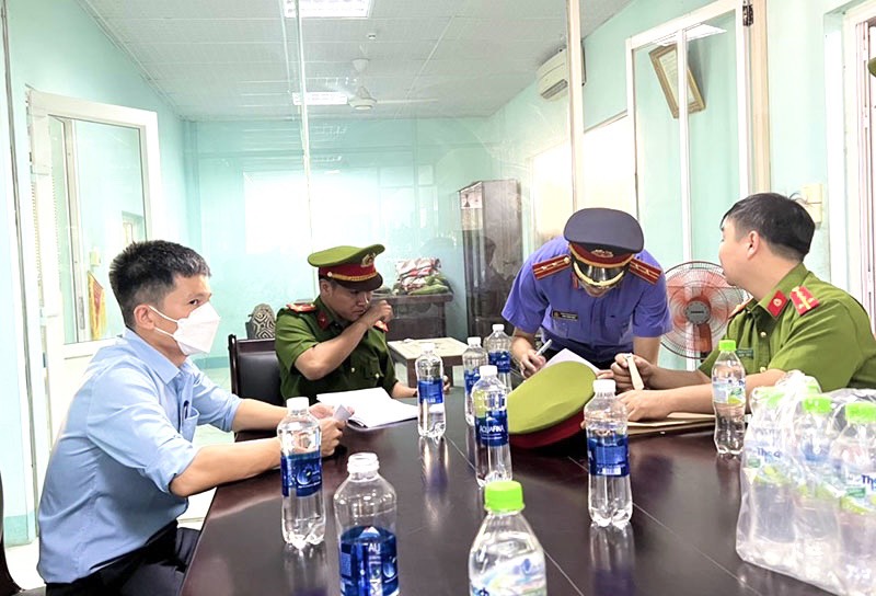 Quảng Bình: Bắt 2 Phó Giám đốc Trung tâm đăng kiểm vì nhận hối lộ - Ảnh 2.