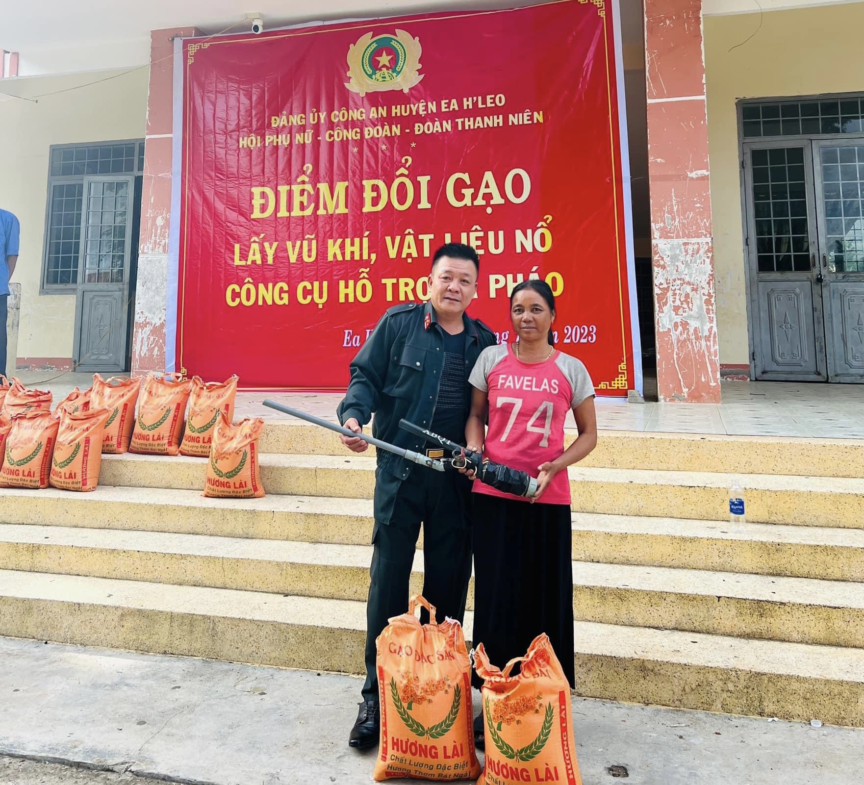 Thu nhận hơn 300 khẩu súng khi vừa phát động &quot;Đổi gạo lấy vũ khí&quot; ở Đắk Lắk - Ảnh 1.