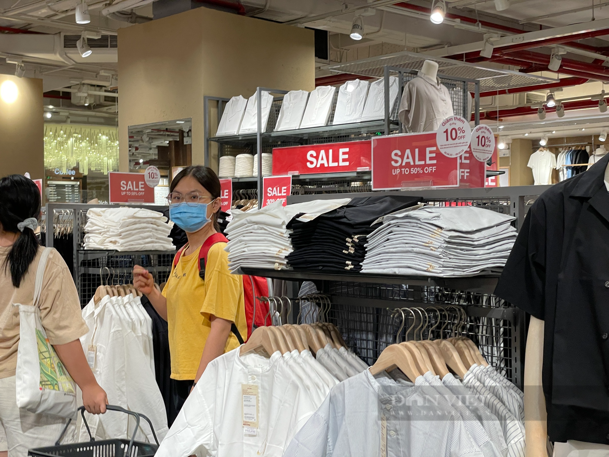 TP.HCM dồn dập khuyến mãi, kích cầu sức mua - Ảnh 3.