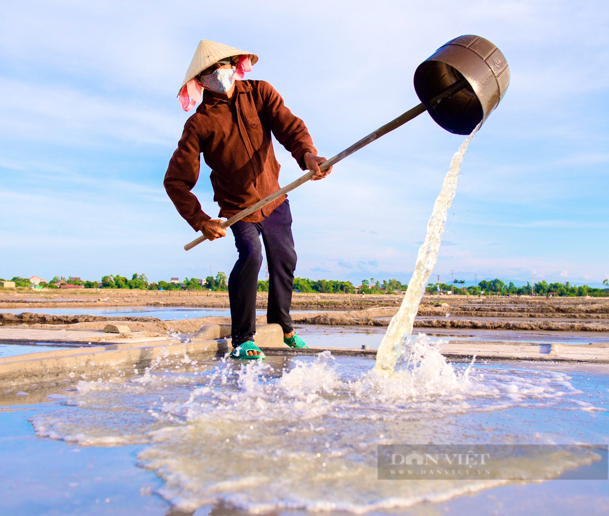 Quảng Bình: Ở xã này dân còn giữ nghề làm muối, từng vinh dự cung ứng cho chiến trường đánh Mỹ - Ảnh 2.