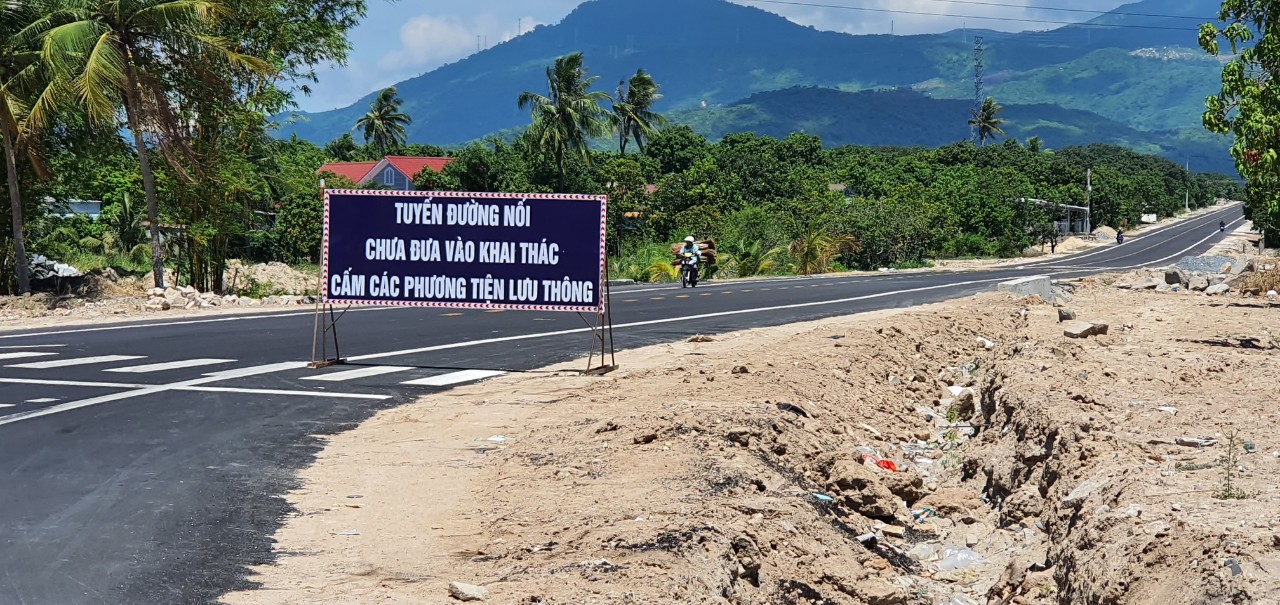 Cấm các phương tiện vào 2 điểm nối đường cao tốc Nha Trang - Cam Lâm - Ảnh 1. Cấm các phương tiện vào 2 điểm nối đường cao tốc Nha Trang - Cam Lâm - Ảnh 1.