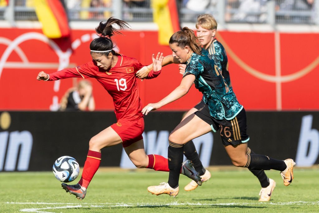 Huỳnh Như tiếp tục gắn bó với Lank FC, nhận lương 44 triệu đồng/tháng? - Ảnh 2.