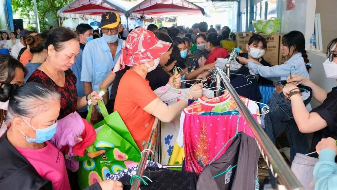 Độc đáo phiên “Chợ lá” thiện nguyện tại Bệnh viện thành phố Thủ Đức - Ảnh 2.