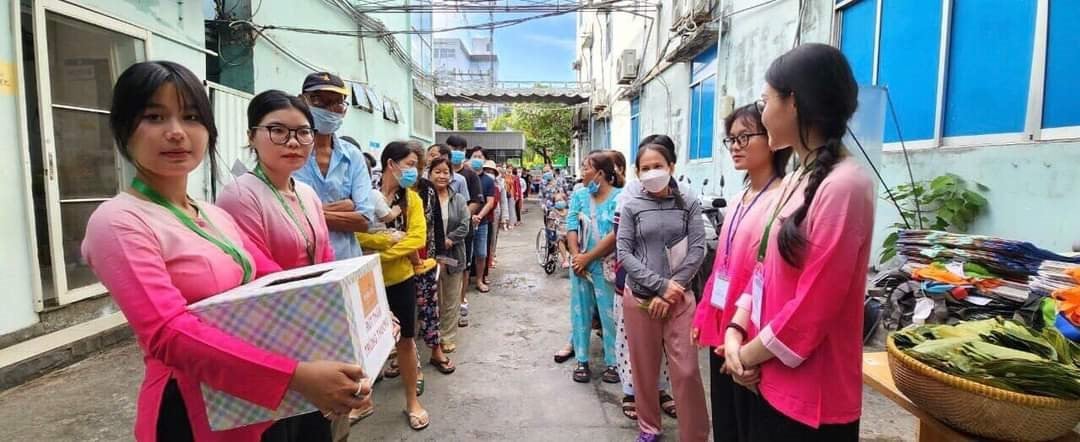 Độc đáo phiên “Chợ lá” thiện nguyện tại Bệnh viện thành phố Thủ Đức - Ảnh 1.