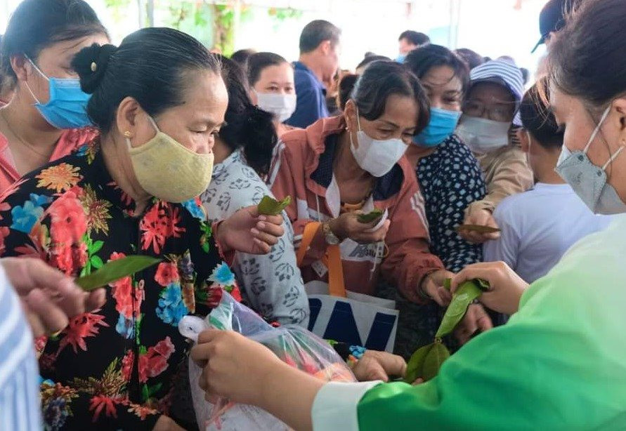 Độc đáo phiên “Chợ lá” thiện nguyện tại Bệnh viện thành phố Thủ Đức - Ảnh 3.