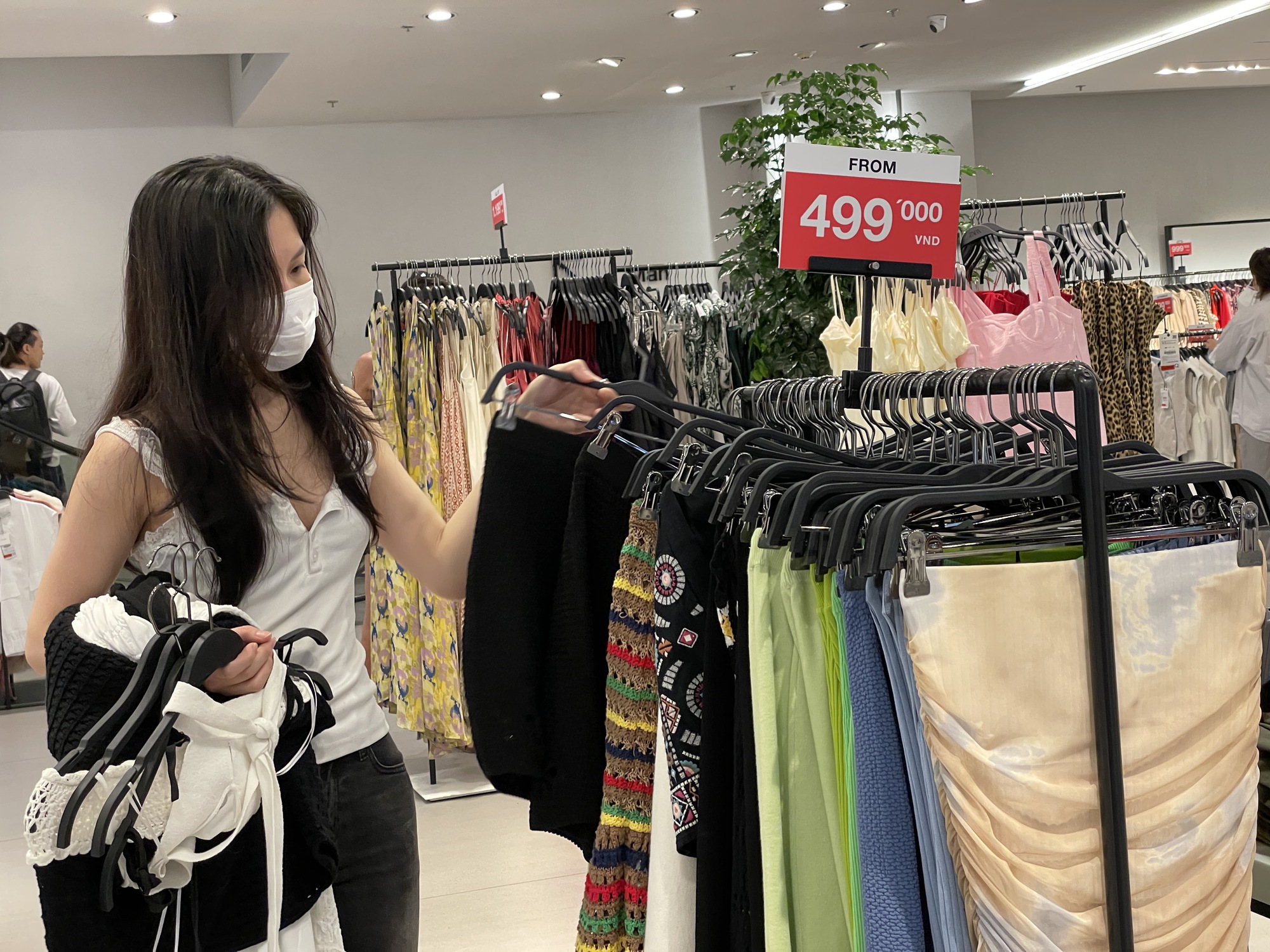 Siêu thị, trung tâm thương mại, đường sách tại TP.HCM tràn ngập khuyến mãi - Ảnh 7.