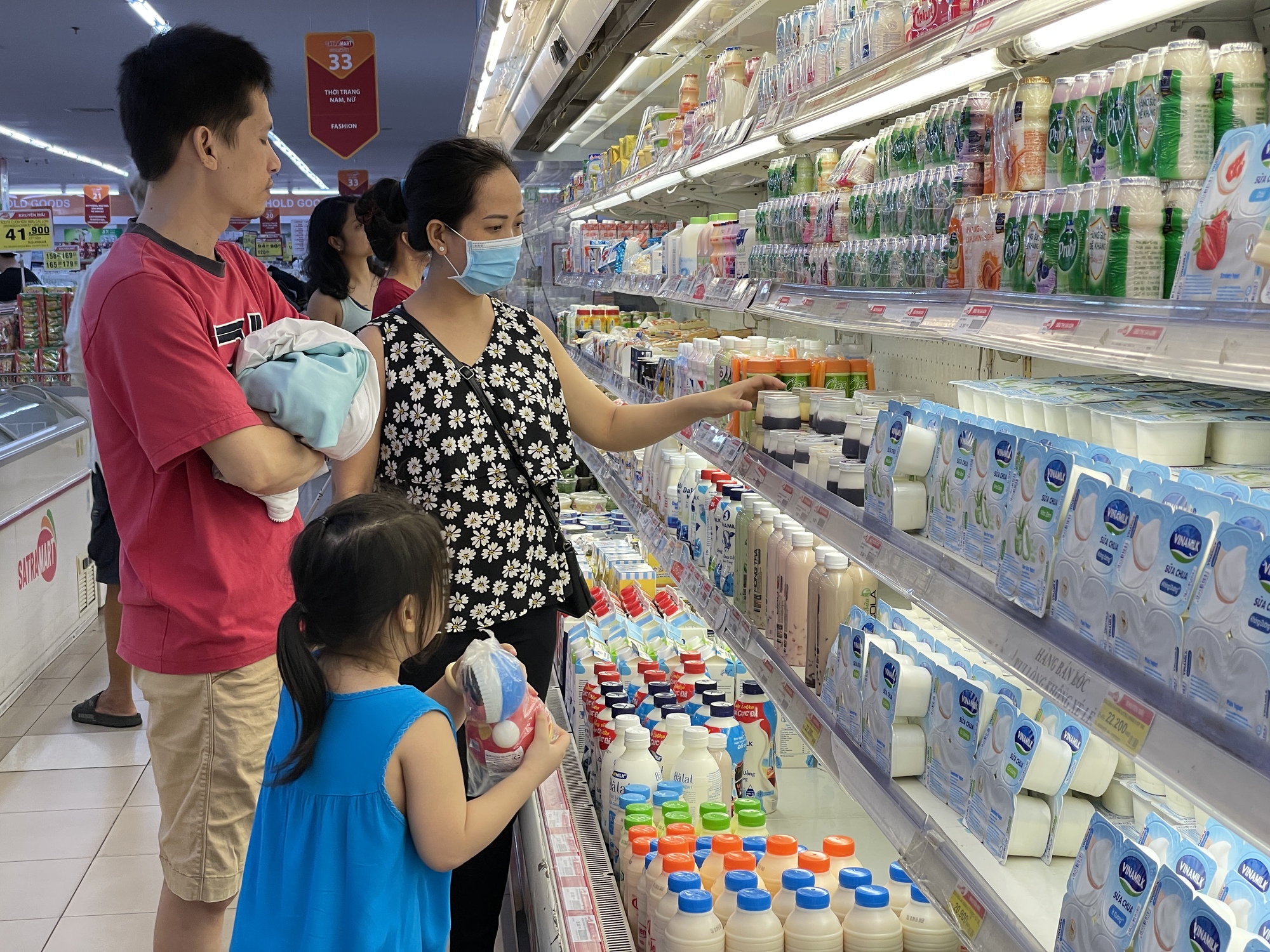 Siêu thị, trung tâm thương mại, đường sách tại TP.HCM tràn ngập khuyến mãi - Ảnh 3.