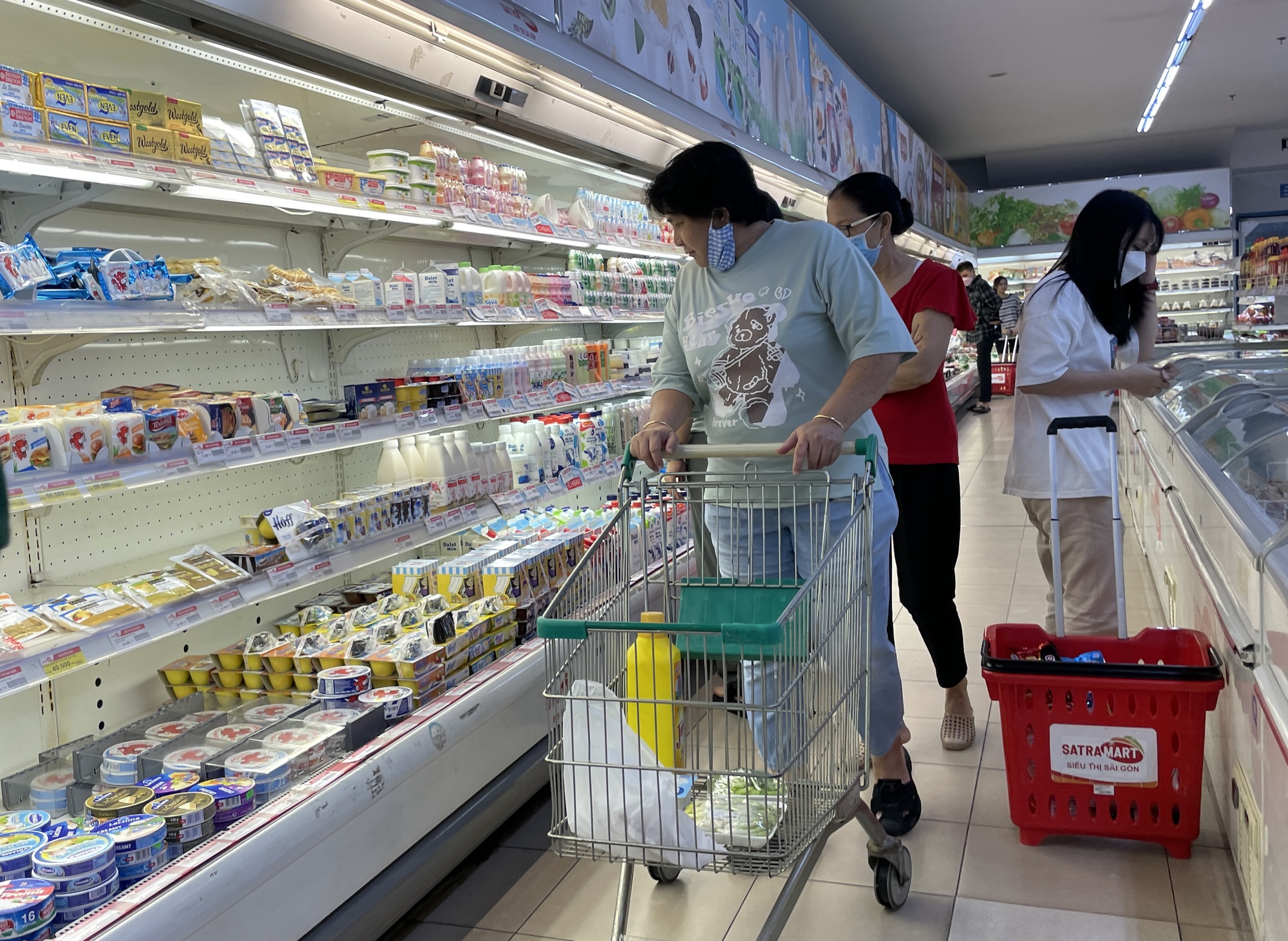 Siêu thị, trung tâm thương mại, đường sách tại TP.HCM tràn ngập khuyến mãi - Ảnh 4.