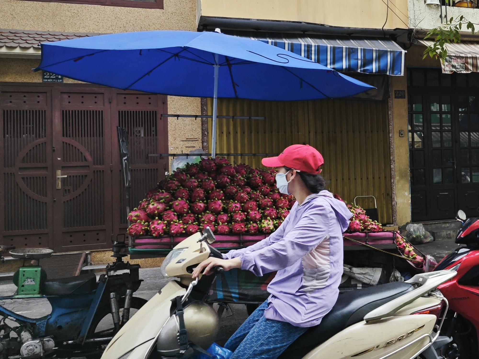 Thanh long lại dội chợ - Ảnh 4.