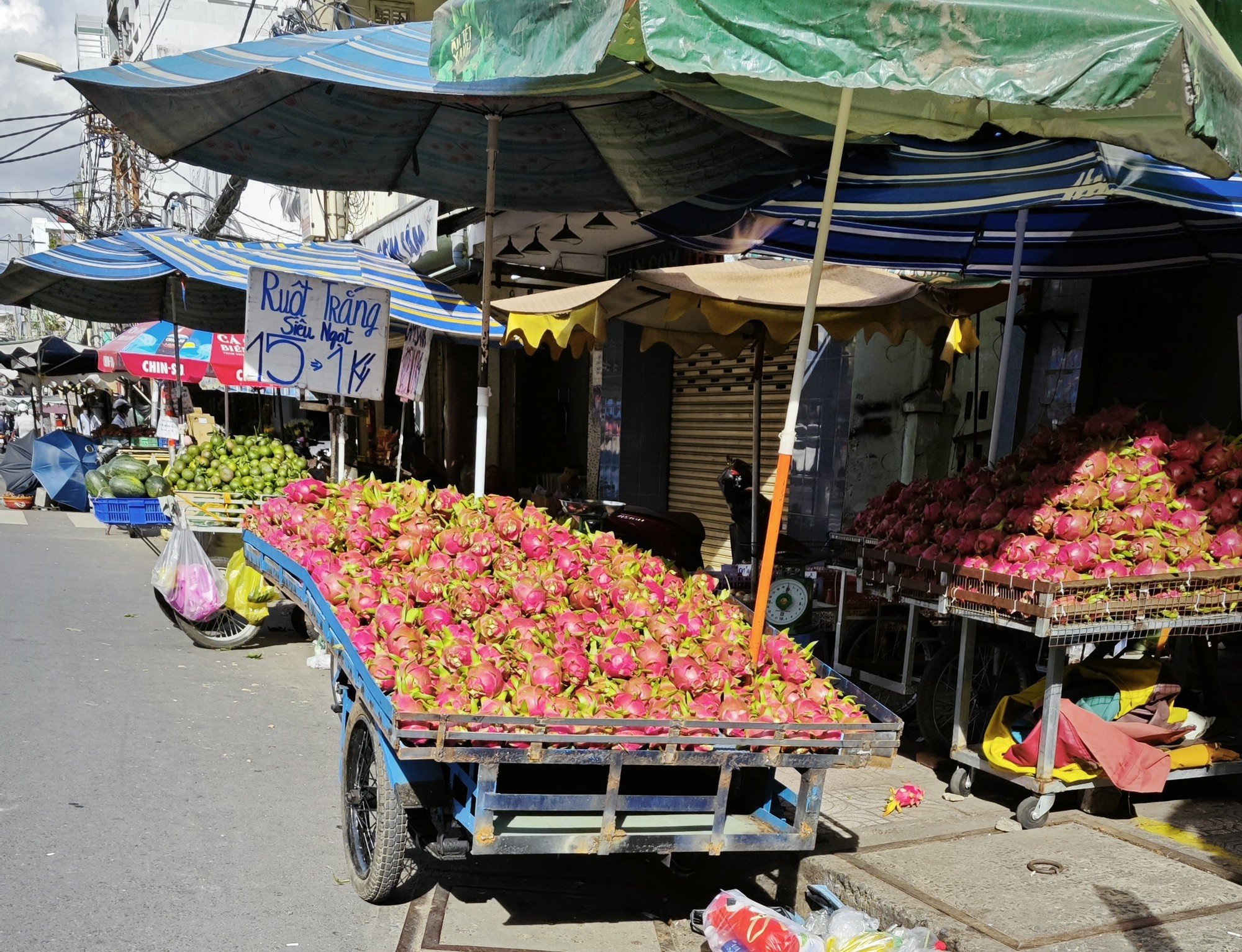 Thanh long lại dội chợ - Ảnh 1.