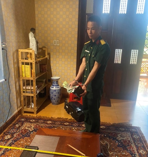 Mặc trang phục quân đội vào chùa trộm cắp tài sản - Ảnh 1.