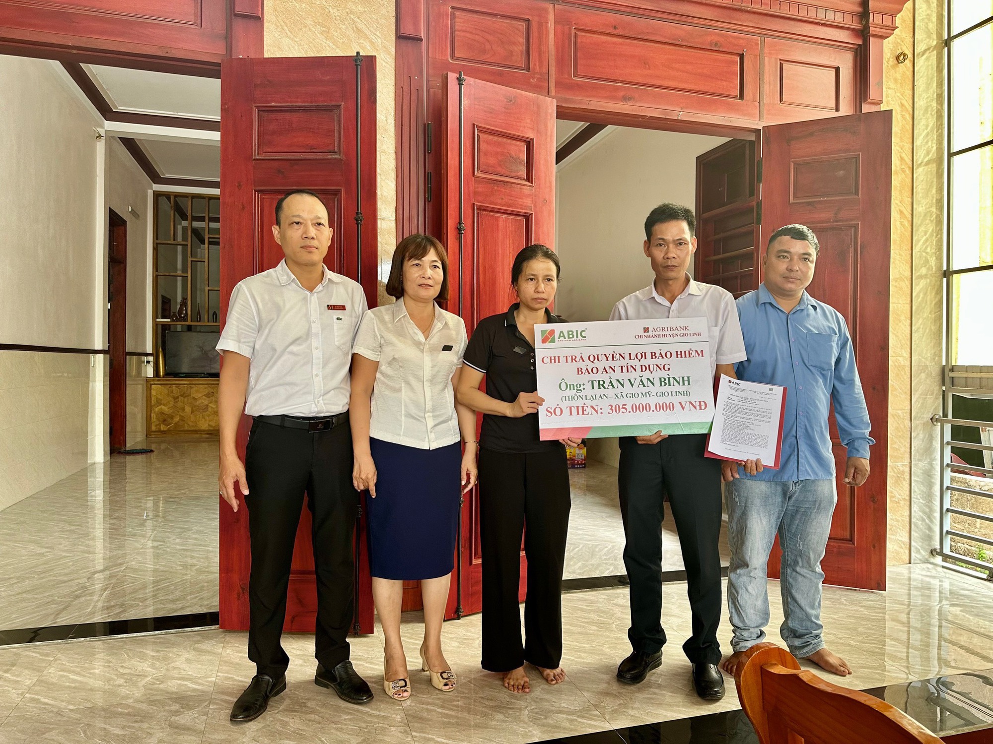 Quảng Trị: Bảo hiểm ngân hàng chi trả 305 triệu đồng cho khách hàng gặp rủi ro - Ảnh 1. Quảng Trị: Bảo hiểm ngân hàng chi trả 305 triệu đồng cho khách hàng gặp rủi ro - Ảnh 1.
