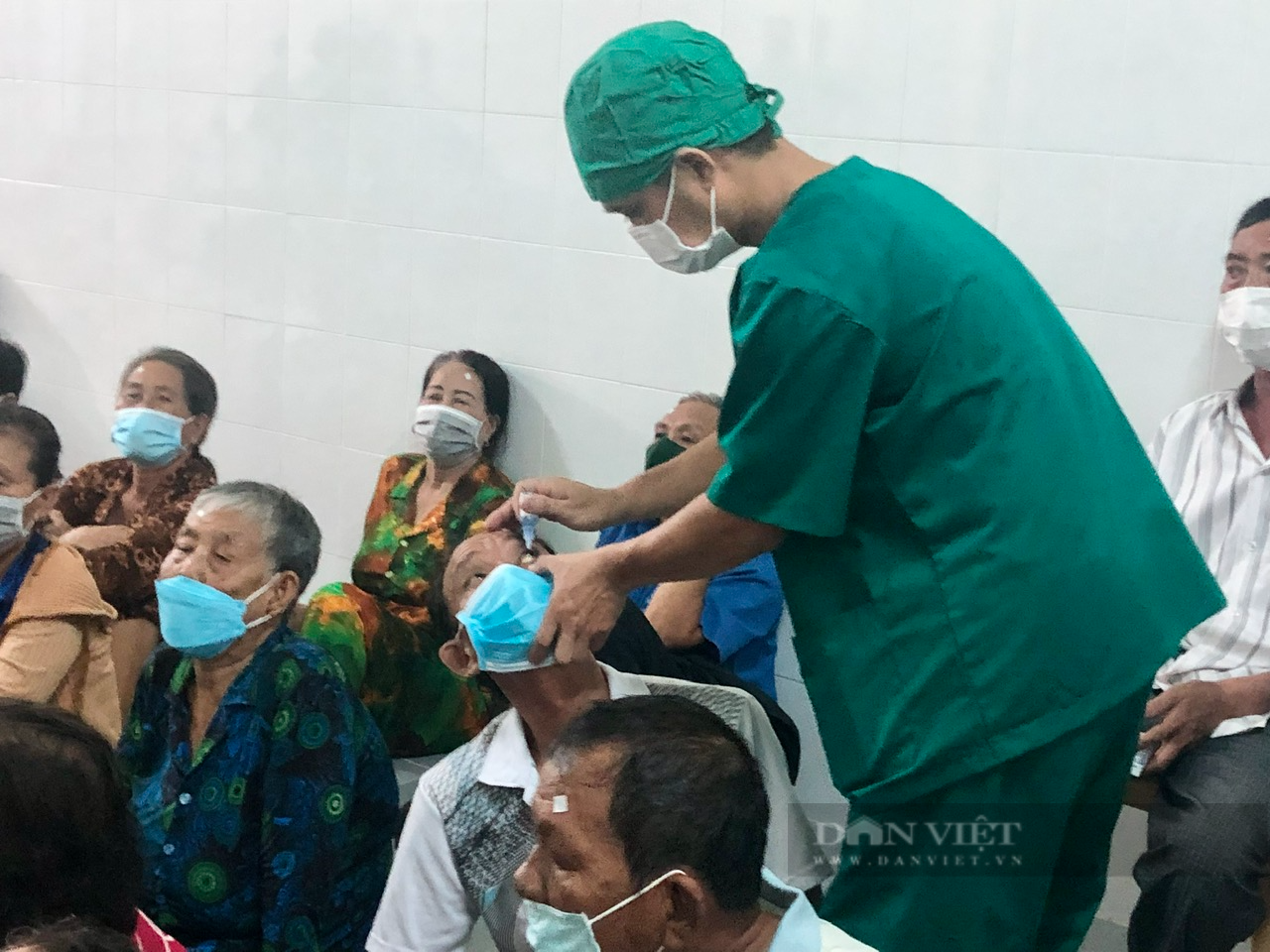 150 người dân nghèo &quot;mừng hết biết&quot; vì được mổ mắt miễn phí - Ảnh 2.