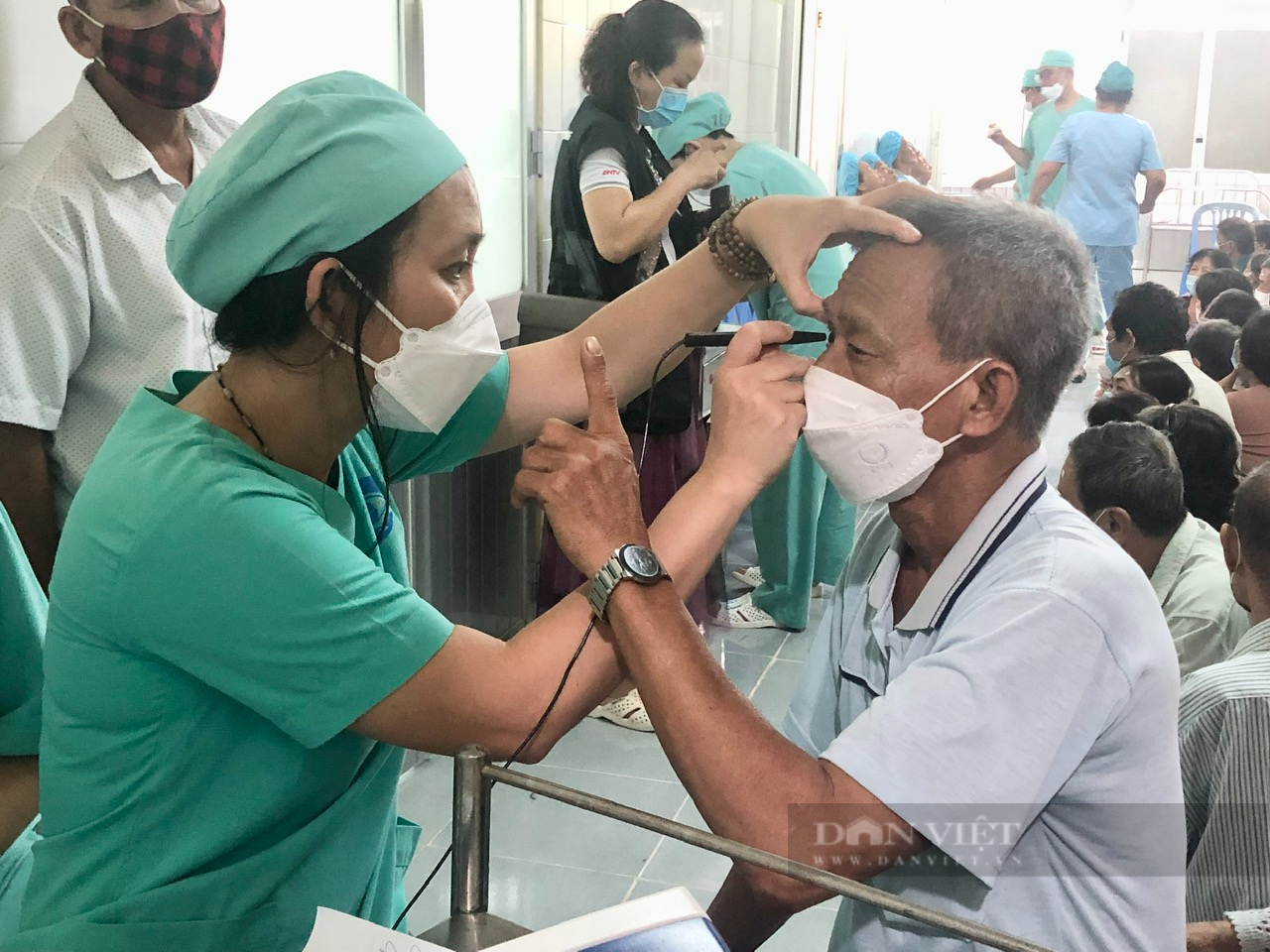 150 người dân nghèo &quot;mừng hết biết&quot; vì được mổ mắt miễn phí - Ảnh 4.