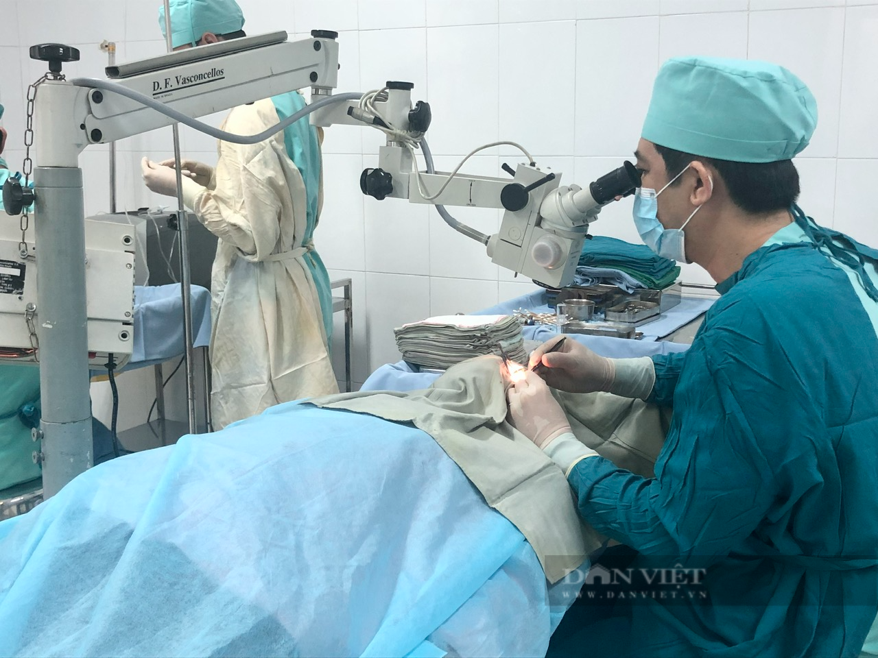 150 người dân nghèo &quot;mừng hết biết&quot; vì được mổ mắt miễn phí - Ảnh 5.