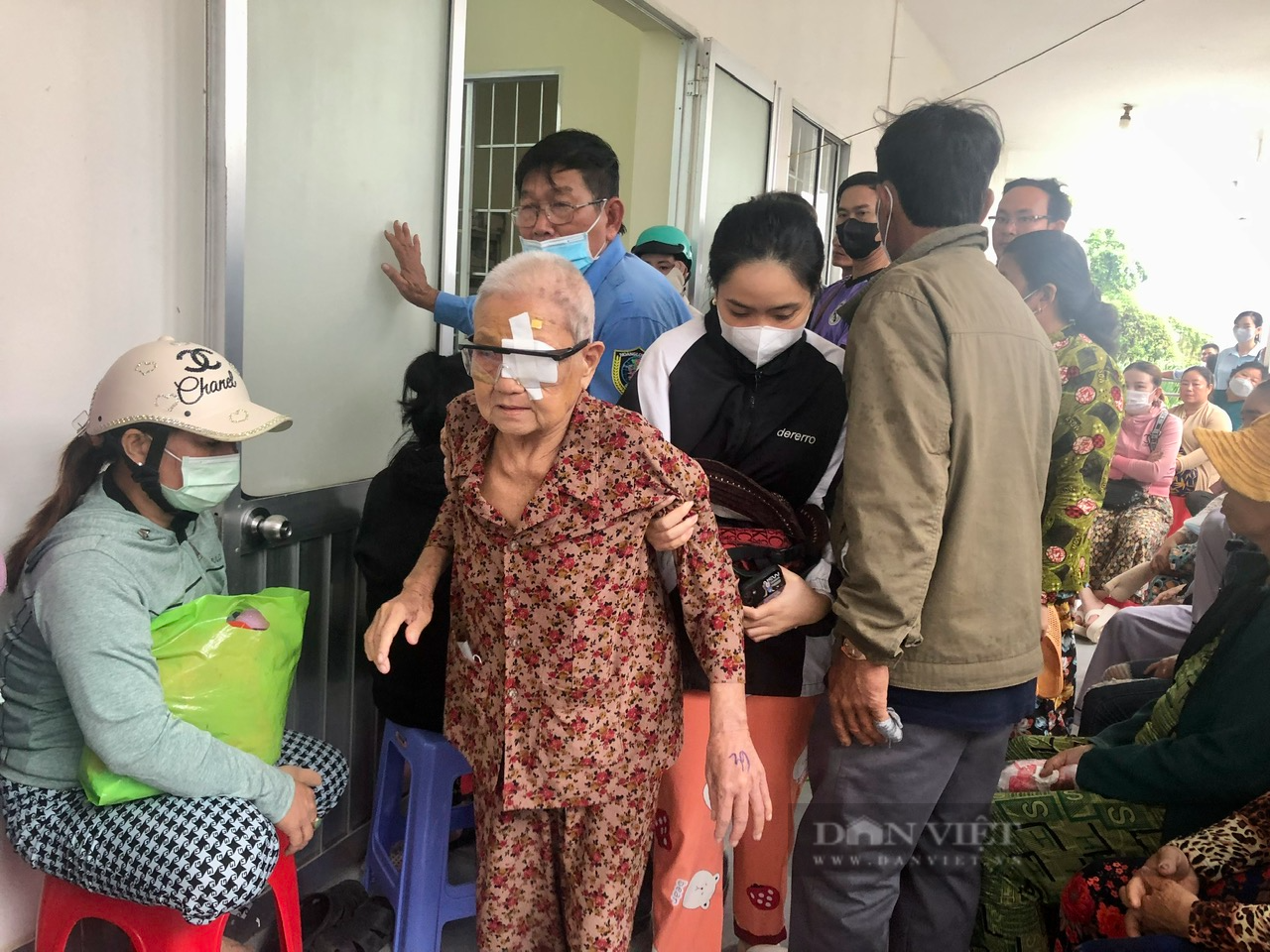 150 người dân nghèo &quot;mừng hết biết&quot; vì được mổ mắt miễn phí - Ảnh 6.