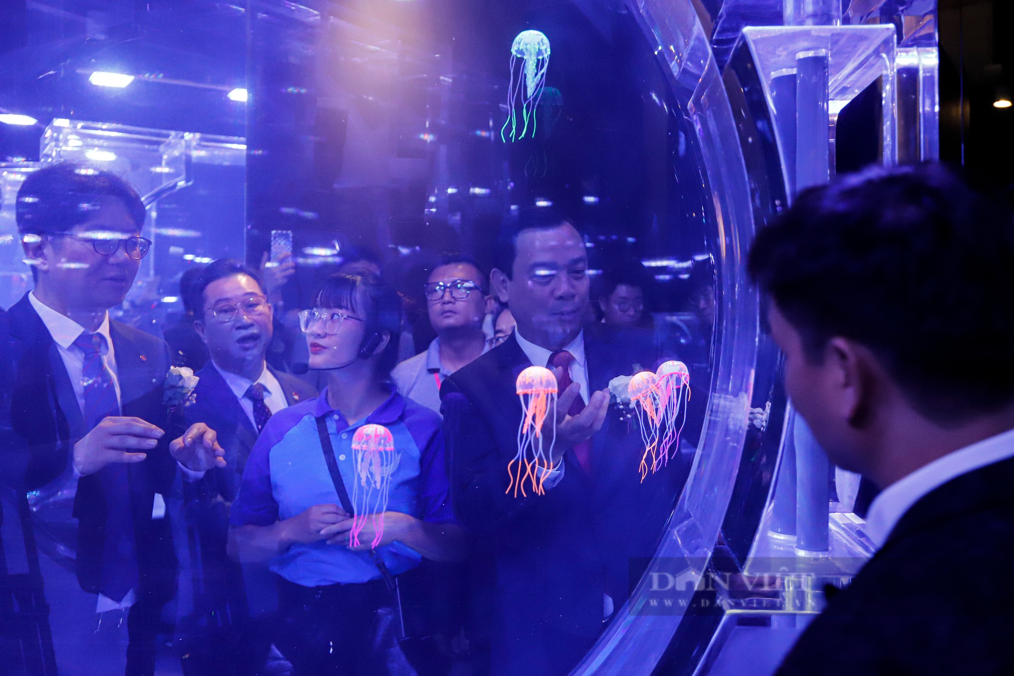 Người dân xếp hàng khám phá thủy cung Lotte World lớn nhất Hà Nội - Ảnh 10.
