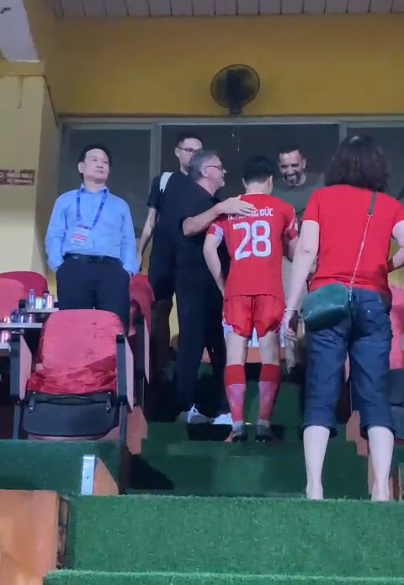 Hoàng Đức tay bắt mặt mừng với HLV Troussier sau trận hoà Bình Định FC - Ảnh 1.